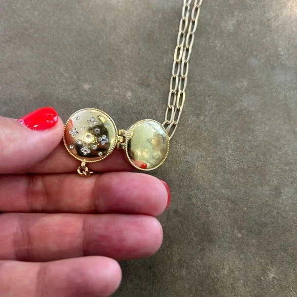 Elegant Gold Pendant locket Necklace. - Picture 5 of 7